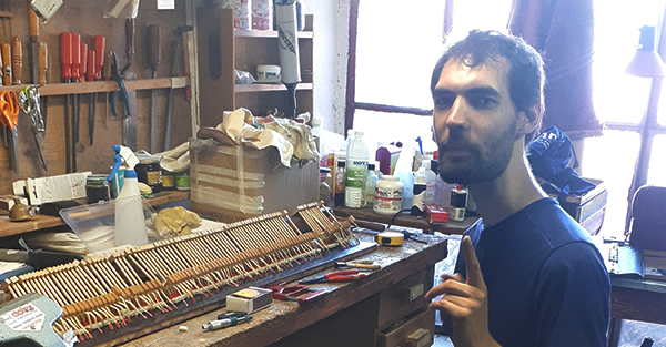 Photographie de Lucas Maugis, artisan réparateur / accordeur d'accordéon.